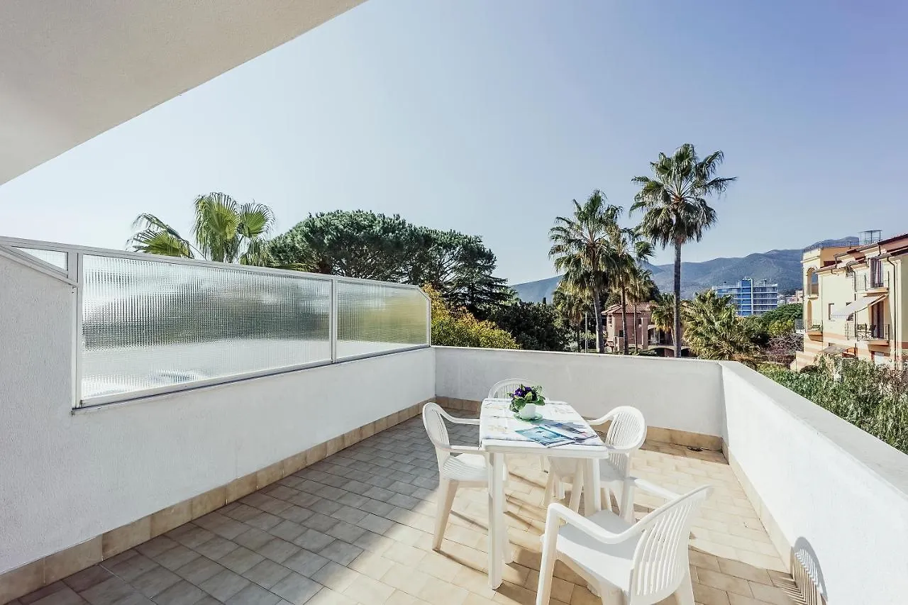 Loano Apartment Pool & Garden